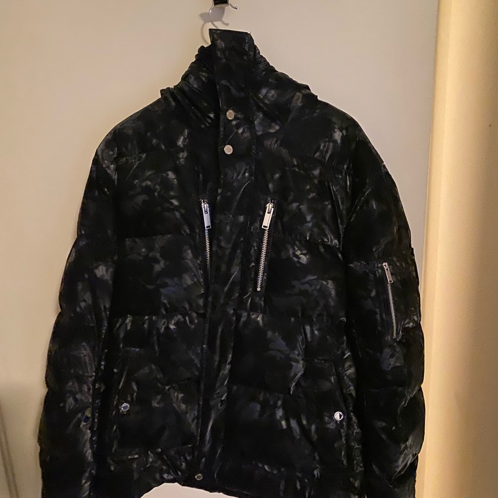 Puffer down jacket hooded, smoke print, with faux fur lining, long sleeve.